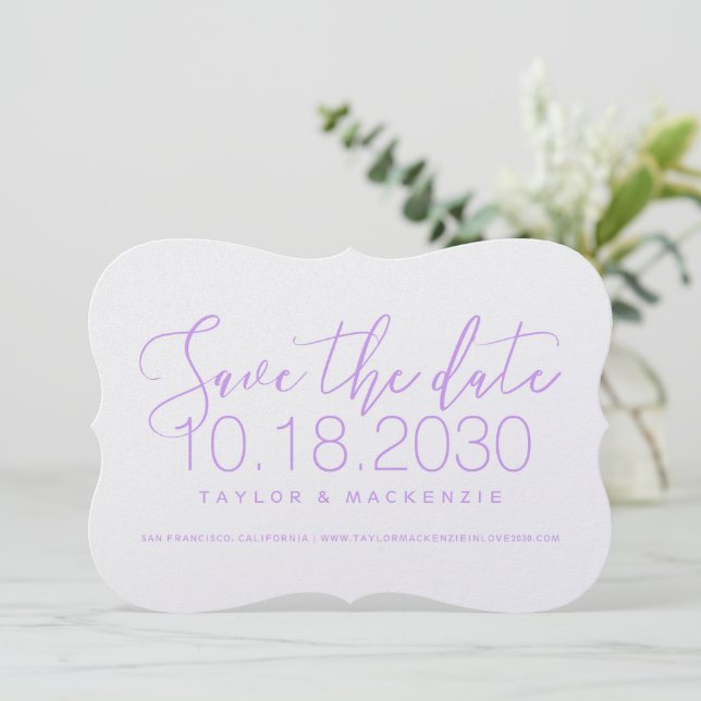 Moderne minimale Skripthalterung Lilac Save the Da Save The Date (Stehend Vorderseite)