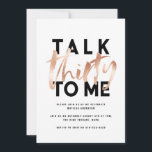 Moderne minimale Typografie Girly Rose Gold 30.<br><div class="desc">Sprich 30 mit mir moderne minimale Typografie Mädchen Rose Gold 30. Geburtstag Einladungskarte. Teil einer Sammlung.</div>