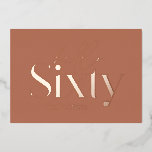 Moderne minimale Typografie Terracotta 60. Geburts Folieneinladung<br><div class="desc">Moderne minimale Typografie einfache Terrakotta und Gold,  Rose Gold oder Silberfolie 60. Geburtstagseinladung. Teil einer zeitgenössischen Sammlung.</div>