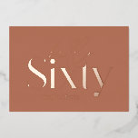 Moderne minimale Typografie Terracotta 60. Geburts Folieneinladung<br><div class="desc">Moderne minimale Typografie einfache Terrakotta und Gold, Rose Gold oder Silberfolie 60. Geburtstagseinladung. Teil einer zeitgenössischen Sammlung.</div>