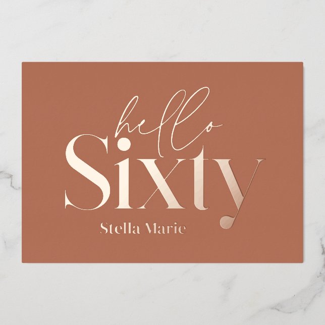 Moderne minimale Typografie Terracotta 60. Geburts Folieneinladung (Vorderseite)