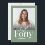 Moderne minimale Weise grün 40. Geburtstag Einladung<br><div class="desc">Moderne minimale Typografie einfache Foto Salbei Grün und Weiß 40. Geburtstagseinladung. Teil einer zeitgenössischen Sammlung.</div>