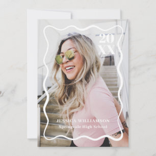 Moderne Minimalistisch rosa Wavy Foto Graduation P Einladung