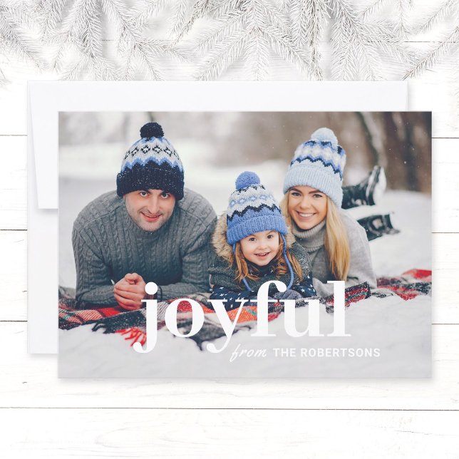 Moderne Minimalistische 1 Foto Weihnachtskarte (Simple, modern Holiday family  photo Christmas card with the text "joyful" and family name.)