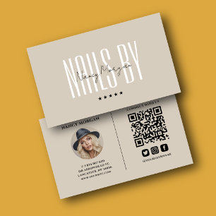 Moderne minimalistische beige Nageltechnik-Foto-QR Visitenkarte