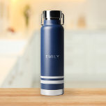 Moderne Minimalistische blaue Streifen Trinkflasche<br><div class="desc">Moderne Minimalistische blaue Streifen Wasserflasche. Personalisieren Sie mit Ihrem individuelle Name.</div>