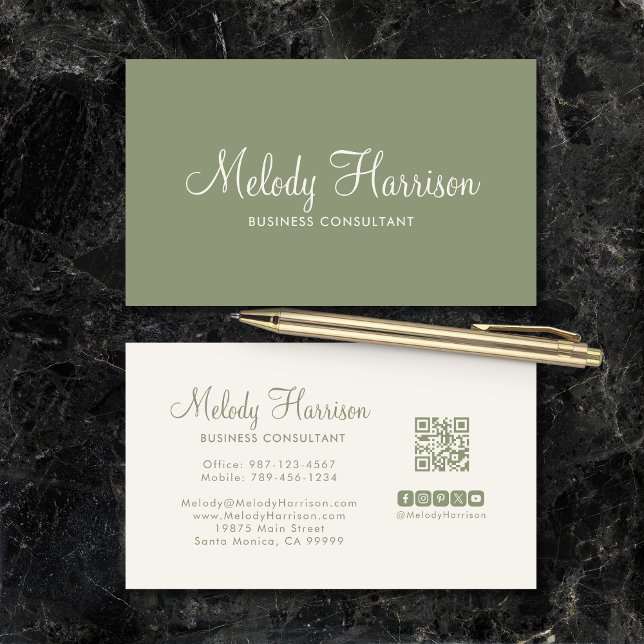 Moderne minimalistische elegante Salbei-Grün-QR-Co Visitenkarte (Modern Minimalist Elegant Sage Green QR Code Business Card with Social Media Icons on the Back.)