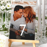 Moderne Minimalistische Foto-Hochzeit Tischnummer<br><div class="desc">Diese personalisierte Hochzeitskarte ergänzt Ihr Empfang-Dekor um eine romantische und moderne Touch. Freuen Sie sich auf ein ganzseitiges Verlobung-Foto mit einem eleganten, minimalistischen Zahlenüberlagerungsstück. Die zeitgenössische Typografie fügt sich nahtlos in das herzliche und intime Portrait des Paares ein und schafft so ein stilvolles, aber dennoch sentimentales Herzstück für jeden Tisch....</div>