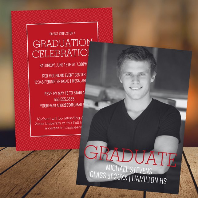 Moderne Minimalistische Graduierung Ankündigung (Modern Red and White Graduation Announcement Invitation for College and High School Graduate)