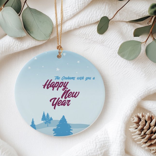 Moderne minimalistische Happy New Year Ornament fü (Modern minimalist Happy New Year winter scene ceramic  Ornament with trees.)
