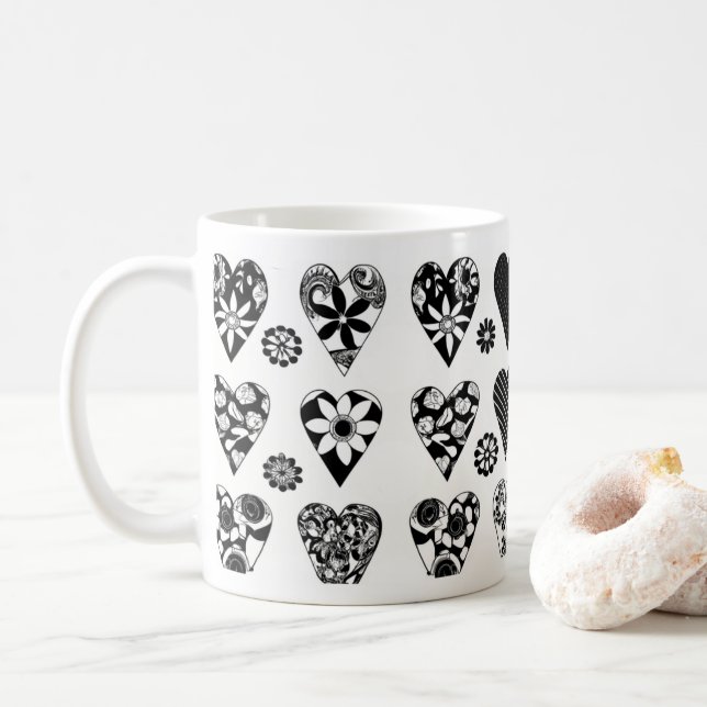 Moderne Minimalistische Herzen & Blume Schwarz & W Kaffeetasse (Mit Donut)