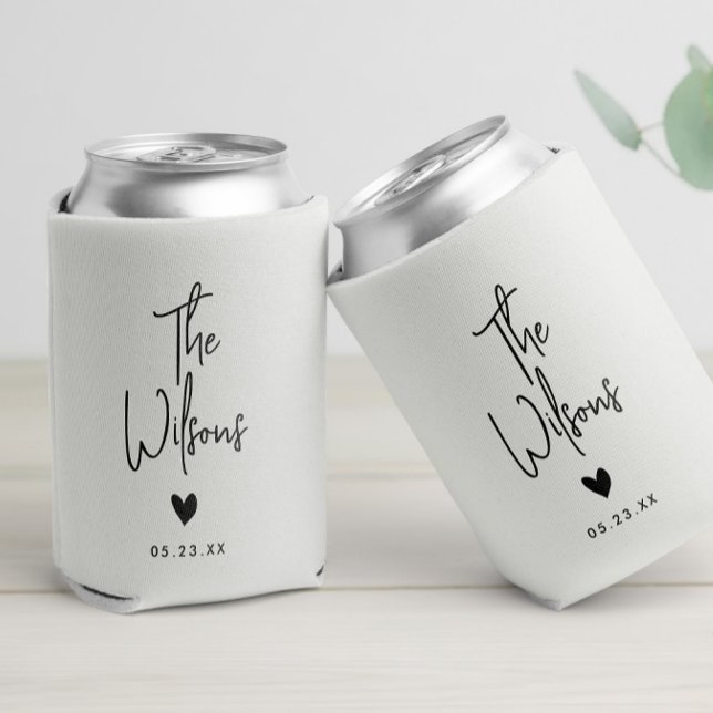 Moderne Minimalistische Hochzeit Eleganter Nachnam Dosenkühler (A personalized wedding can cooler featuring elegant script and minimalist heart designs)