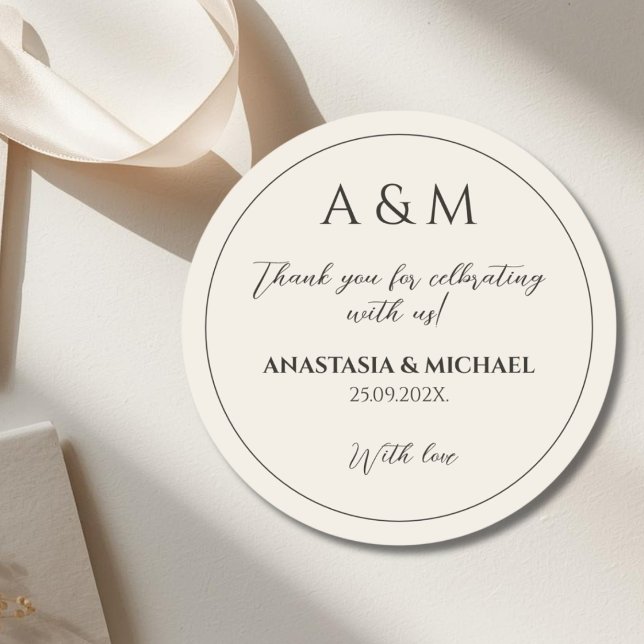 Moderne minimalistische Hochzeit in Beige Runder Aufkleber (Von Creator hochgeladen)