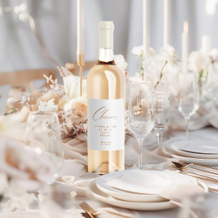 Moderne, Minimalistische Hochzeit mit "Cheers to L Weinetikett