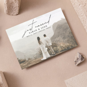 Moderne Minimalistische Hochzeit mit nur verheirat Ankündigungspostkarte