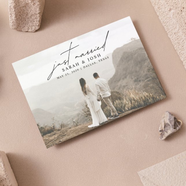 Moderne Minimalistische Hochzeit mit nur verheirat Ankündigungspostkarte (Just married, share our joy!)