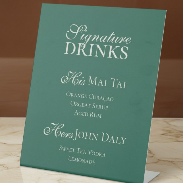 Moderne Minimalistische Hochzeitssignaturgetränke Sockelschild (Add a stylish touch to your bar setup with this Sage Green Signature Drinks Wedding Sign!)