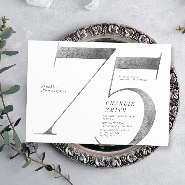 Moderne minimalistische Imitate Silber 75. Geburts Einladung (Modern minimalist faux silver 75th birthday invitation)