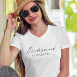 Moderne Minimalistische Kalligraphie Tinte Bridesm T-Shirt<br><div class="desc">Moderne Minimalistische aber elegante Kalligraphie Tinte Bridesmaid Name V-Neck T - Shirt. Schwarz und Weiß</div>