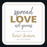 Moderne Minimalistische Liebe-Gastgeschenk Hochzei Quadratischer Aufkleber<br><div class="desc">Moderne handanitisierende Gastgeschenk Hochzeit Aufkleber sind mit kühnen Schriftzeichen-Spread-Liebe,  nicht Keime-Design mit Paarname und Datum in Holzkohle schwarz,  weiß und gold,  einfach und stilvoll. Alle passenden Teile in der Sammlung anzeigen</div>