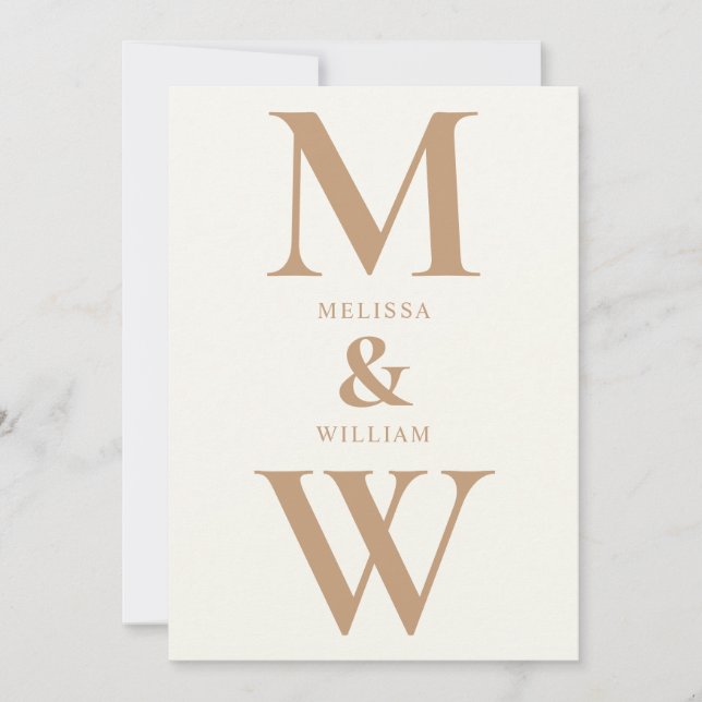 Moderne Minimalistische Monogram Ivory Tan Wedding Einladung (Vorderseite)
