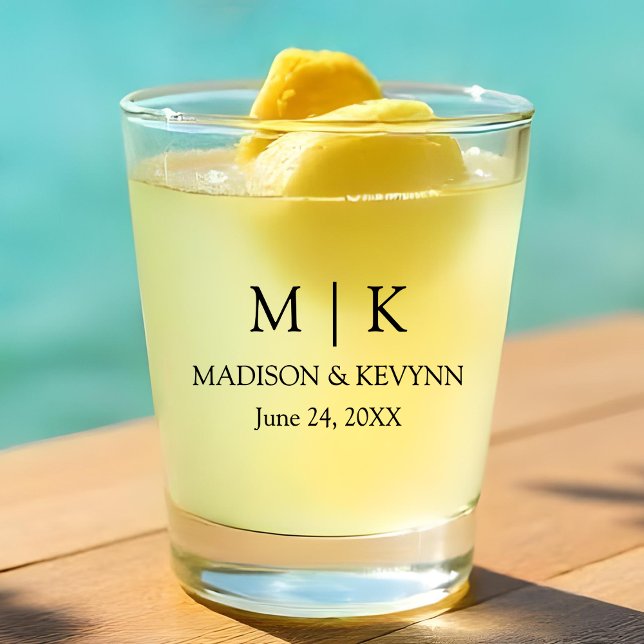 Moderne Minimalistische Monogramm-Hochzeit Schnapsglas (Customize to change text color or text style.)