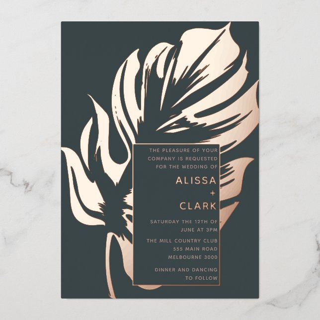 Moderne Minimalistische Monstera Leaf Wedding Fo Folieneinladung (Vorderseite)