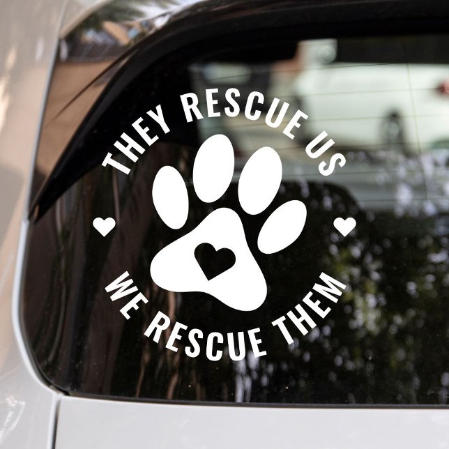 Moderne Minimalistische Pfoten, die wir ihnen zu r Fensteraufkleber (Modern "They Rescue Us - We Rescue Them" pet lover car window decal in white with two small hearts.)
