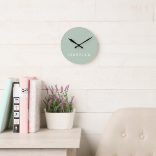 Moderne minimalistische Salbei-grüne personalisier Runde Wanduhr