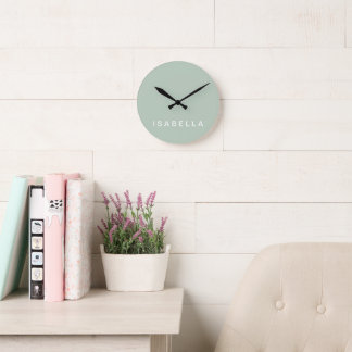 Moderne minimalistische Salbei-grüne personalisier Runde Wanduhr