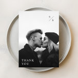 Moderne Minimalistische Schwarze Typografie Foto H Dankeskarte<br><div class="desc">Mit unserer modernen Minimalistischen Black Typografy Foto Wedding Dankeschön Card bedanken. Dieses kleine Schwarz-Weiß-Foto mit Dankeschön-Karte zeigt ein wunderschönes Foto und ein minimalistisches Design,  das sich perfekt für moderne,  trendige Outdoor- oder Hochzeiten in Urlaubsort eignet. Ideal für Hochzeiten im Winter,  Herbst oder Herbst.</div>