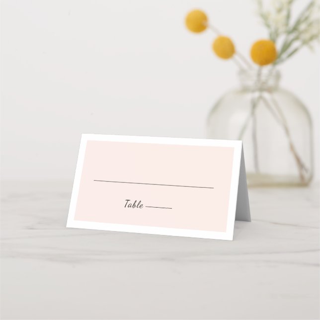 Moderne Minimalistische Script-rosa Hochzeitsszena Platzkarte (Vorderseite)