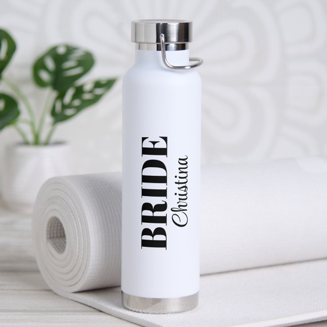 Moderne Minimalistische Script Wedding Bride Trinkflasche (Personalized Bride Water Bottle for Engagement, Bridal Shower & Bachelorette Party Favor)