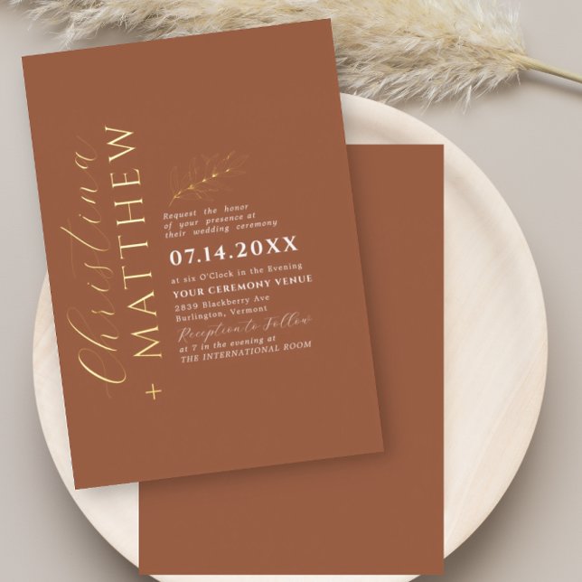 Moderne Minimalistische Terracotta Wedding Gold Folieneinladung (Von Creator hochgeladen)
