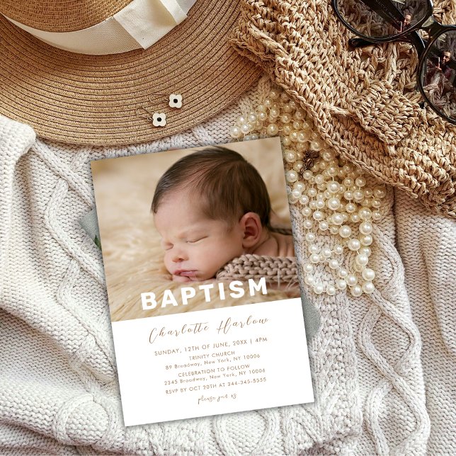 Moderne Minimalistische Typografie Baby Foto Taufe Einladung (Modern Minimalist Typography Baby Photo Baptism Invitation)
