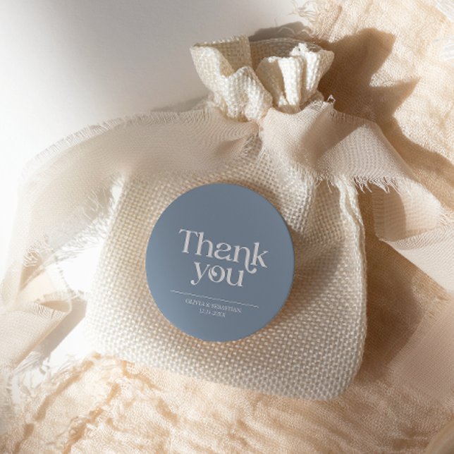 Moderne Minimalistische Typografie Dusty Blue Wedd Runder Aufkleber (Von Creator hochgeladen)