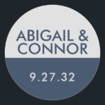 Moderne Minimalistische Typografie Navy Blue Gray  Runder Aufkleber<br><div class="desc">Elemente: Kontraststarker Hintergrund mit Sans Serif- und Slab-Schriftart. Farben: Navy Blau,  Grau,  Silber. Themes: Modern,  minimalistisch,  sauber,  einfach,  skandinavisch,  trendy,  ausgefeilt,  geometrisch,  Zen. Sammlung: Moderne Minimalistisch kontrast Typografie Navy Blue Gray Wedding Suite. Produkttyp: Name-Aufkleber</div>