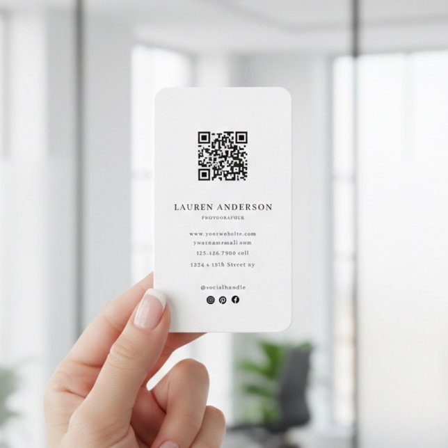 Moderne minimalistische Visitenkarte mit QR-Code  (Von Creator hochgeladen)