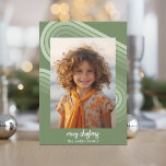 Moderne Minimalschattierungen von Juniperstreifen  Feiertagskarte<br><div class="desc">VORDERES DESIGN: Ein großes vertikales Foto mit einem dicken weißen Rand. "Frohe Weihnachten" ist in einem trendigen, modernen Drehbuch mit einem Ort für die Familiensignatur in einem einfachen Schriftart am unteren Ende. Im Hintergrund sind die Farbtöne Junior Green mit kurvigen Linien, ein Bereich für Gruß und Familiensignatur unter dem Bild....</div>