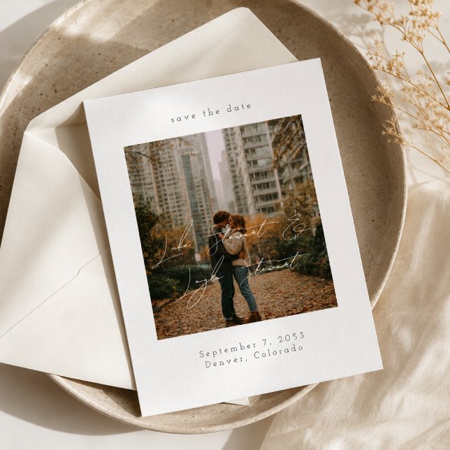 Moderne Minimalschrift über Foto-Hochzeit Save The Date (Von Creator hochgeladen)