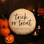 Moderne Minimaltricks und Leckerei | Frohe Hallowe Rundes Kissen<br><div class="desc">Moderne Minimaltricks und Leckerei | Frohe Halloween</div>