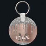 Moderne Mit Monogramm Silver Glitzer Tropfen Rosa  Schlüsselanhänger<br><div class="desc">Moderne, gürlich silbergraue Glitzer Tropfen Name und mit Monogramm Schlüsselanhänger.Dieses Design zeigt silbergraue (graue) Glitzer funkelnde Tropfen auf rosa Rosengoldmetall gebürstet Metall mit individueller personalisierter Monogramm Initial- und Vorname Text Vorlage. Perfektes weibliches Geschenk. Bitte beachten Sie, dieses Design ist gedruckt Foto-Effekt. Wenn Sie Hilfe oder passende Artikel benötigen, kontaktieren Sie...</div>