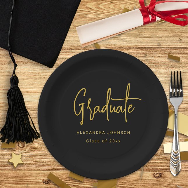 Moderne moderne Gold Script Graduation Party Custo Pappteller (Trendy modern gold script graduation party custom black paper plate with graduate name class of 2025)