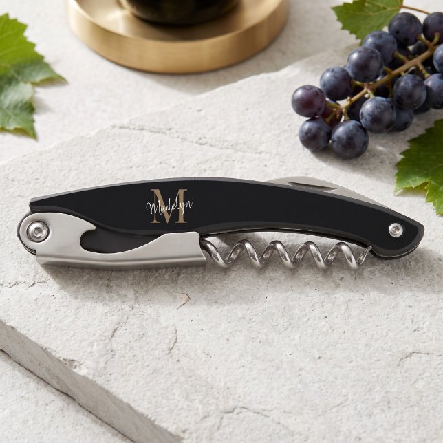 Moderne Monogram Black Gold Elegante Script Name Kellnermesser (Von Creator hochgeladen)