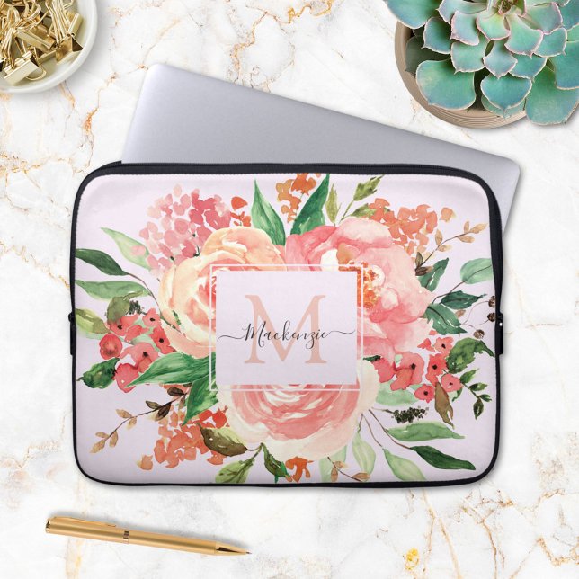 Moderne Monogram Blush Pink Floral Bouquet Laptopschutzhülle (In situ)