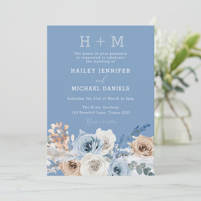 Moderne Monogram Boho Dusty Blue Floral Wedding Einladung (Stehend Vorderseite)