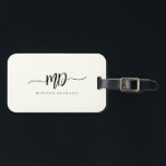 Moderne Monogram Brush Script Black Ivory Stilvoll Gepäckanhänger<br><div class="desc">Dieses elegante und stilvolle monogramm Gepäckanhänger in Elfenbein und Schwarz ist ein raffiniertes minimalistisches Design,  das Ihr Monogramm in einem Pinselskript mit Schnörkeln entlang eleganter Serifentypografie kombiniert.</div>
