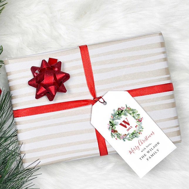 Moderne Monogram Greenery Red Berry Wreath Holiday Geschenkanhänger (Von Creator hochgeladen)