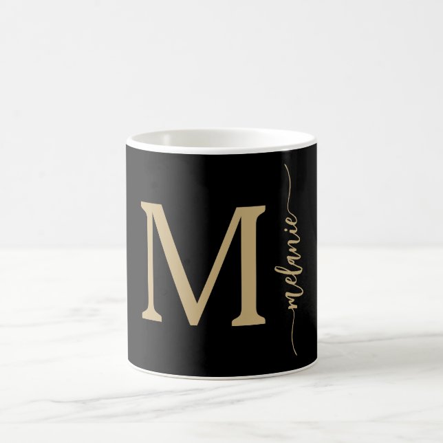 Moderne Monogram Hand Letted Gold Black Tasse (Mittel)