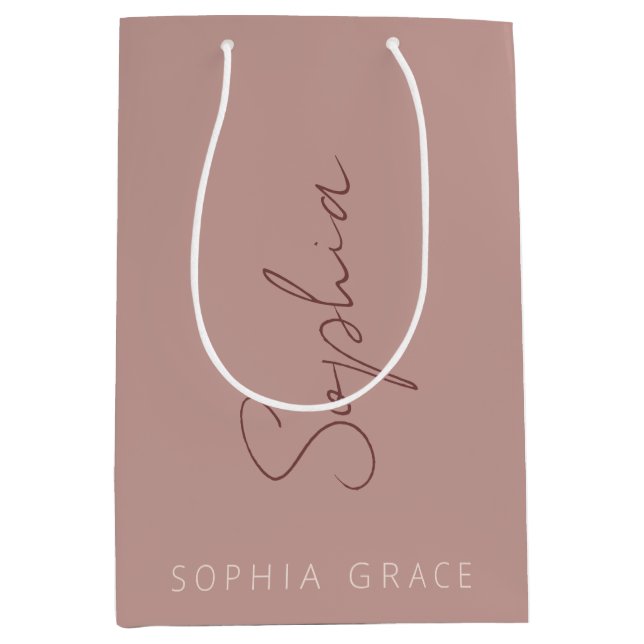 Moderne Monogram-Handgeschriebene Script-Dusty-Ros Mittlere Geschenktüte (Vorderseite)